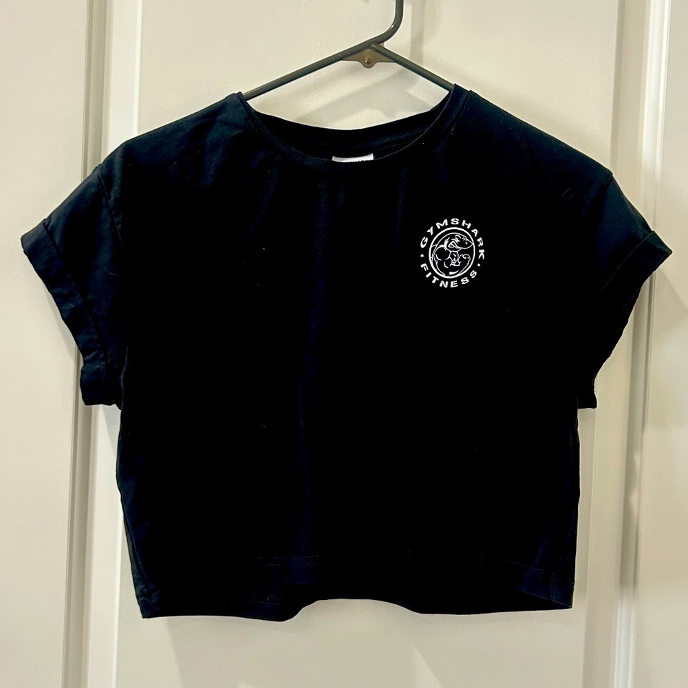 Gymshark black cropped t shirt. Size medium. EUC. Never worn.